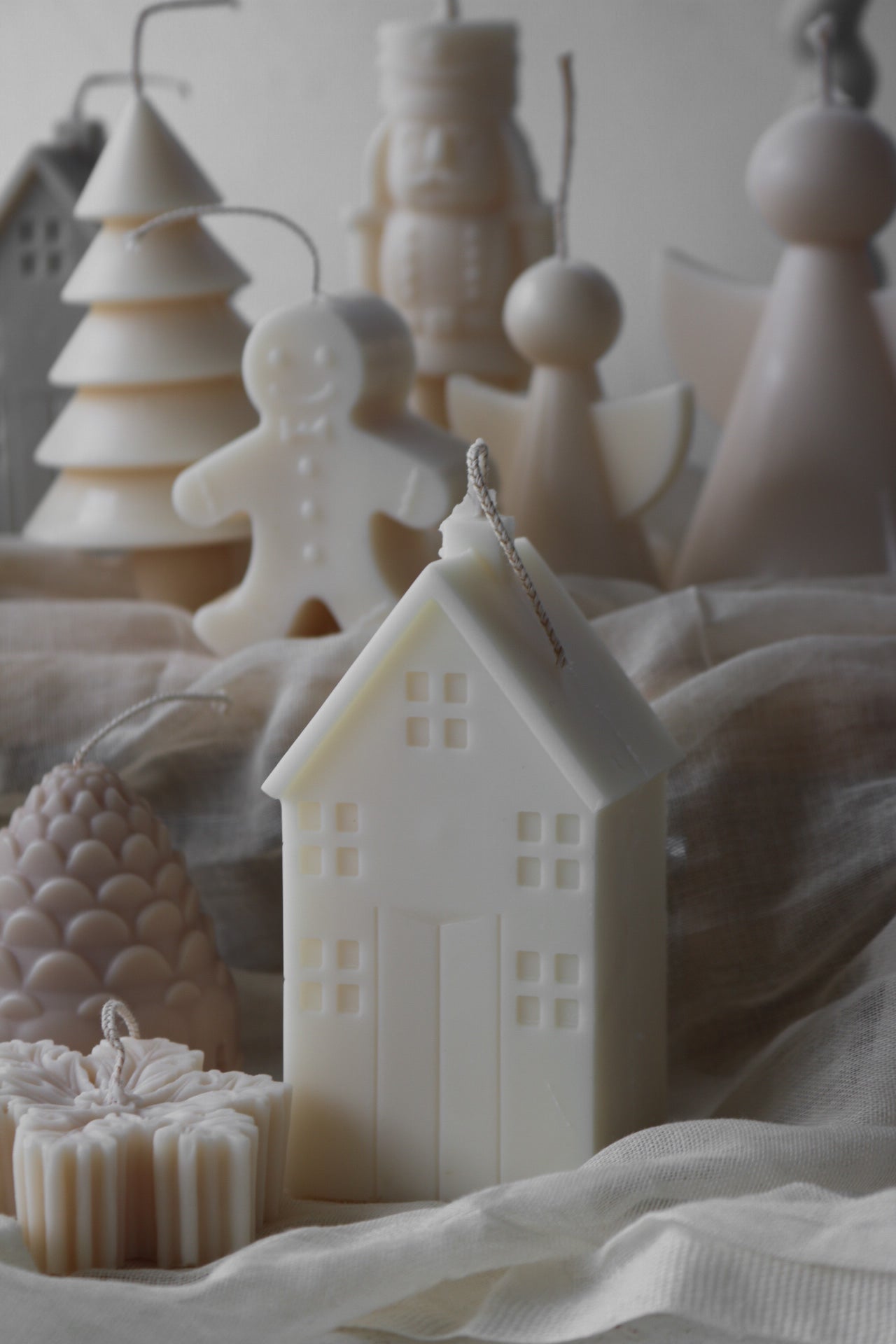 Cosy house candle